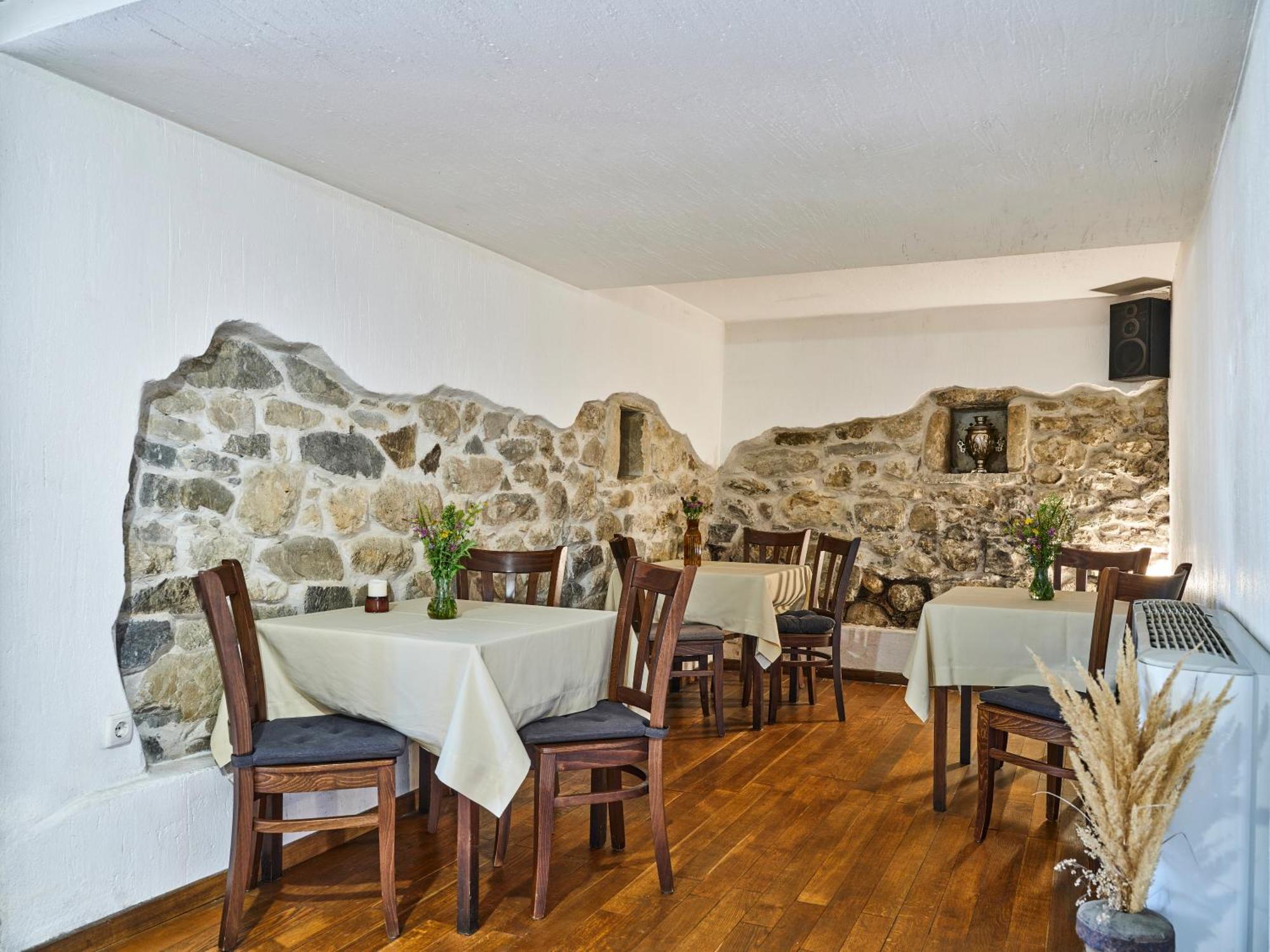 Hotel Tihiat Kat Aprilci Kültér fotó